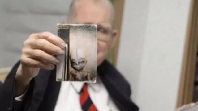 Boyd Bushman ekilen fotoraflar delil olarak gstererek kayt altna ald videoda Area 51 merkezinde ele geirilen uzayllarn 2 tr olduuna iaret etti.