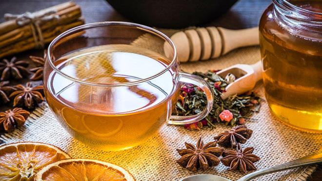 Yeil ay kan ekeri seviyelerini deitirebileceinden, diyabetik hastalarn yeil ay tketirken kan ekerini yakndan izlemeleri nemlidir.Hamile ve emziren kadnlarn gnde iki fincan iin 200 miligramdan fazla yeil aya izin verilmez. Bu ngrlen snrn almas, dk ve doum kusurlar riskinin artmasna neden olabilir.