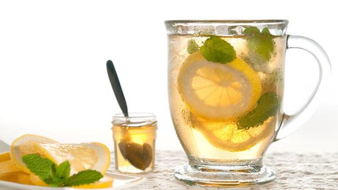 Byk miktarda yeil ay tketmek, kafein ieriiyle tetiklenen diretik etkiye sahip olabilir. Ayrca, yeil aydaki baz bileikler vcuttaki kalsiyum emilimini engeller. Sonu olarak, vcudunuzun idrarla birlikte artan miktarda kalsiyum almas muhtemeldir. Bu nedenle, kafein kaynakl bu mineral kaybn telafi etmek iin yeil ay almnz kalsiyum takviyesi ile birletirmek faydal olabilir.