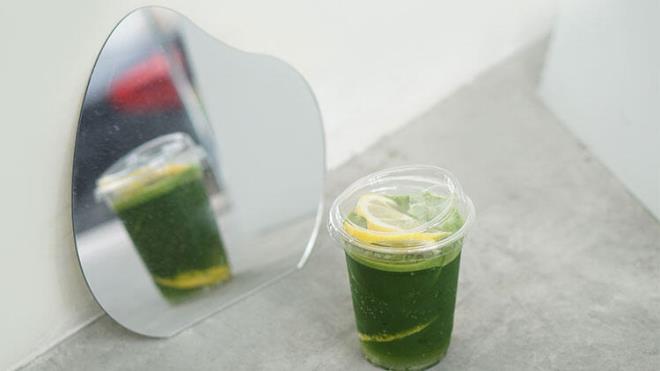 Az sonra sizinle paylaacamz yeil ay limonata tarifi sadece lezzetli ve ferahlatc deil, ayn zamanda da olduka pratiktir.Ayrca, bu salkl iecei yapmak iin gereken her ey mutfanzda zaten mevcut!