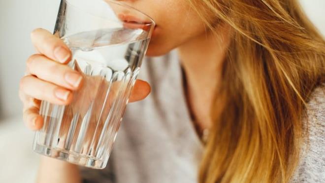 Gnde 2 litre kadar su imeye aln. Suyun cilde nemli bir yarar vardr.