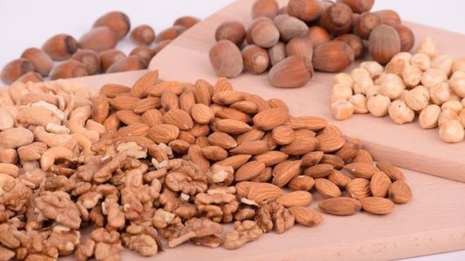 Yal peynir, margarin, tereya yerine fndk, badem, keten tohumu gibi bitkisel kaynaklar da cilt iin faydal olacaktr.