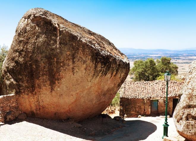 Monsanto'nun dar sokaklarnda hayvanclk iin oyulmu birok barnaklar da bulunuyor. Geimini hayvanclkla salayan birok kyly kyn meydannda koyun ve keilerini otlatrken grebilirsiniz.<br>    Efsaneye gre bir hayvann Monsanto&#8217;nun istiladan kurtarlmasna yardm ettii ynnde hikaye bile var.