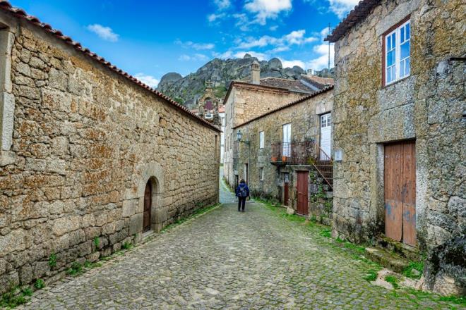 Ky ziyarete gelen birok turisti buralarda arlayarak turizm asndan bir adm atyor hem de lkenin tarihini yaatmaya alyorlar.