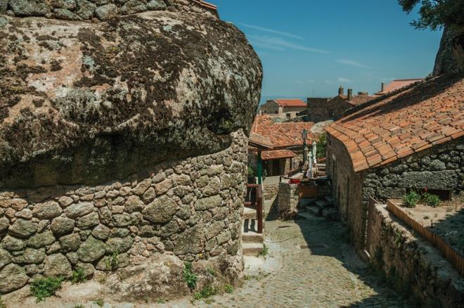 Kyn sokaklar otomobil ile ulam iin olduka dik ve tehlikeli. Ancak yerel insanlar bu duruma alm. Geen yzylda, Monsanto sakinleri araba ve otobsler tarafndan daha kolay eriim salanabilen yakn yerleri tercih etmeye balam.