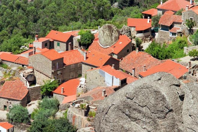 YZSZ BEBEK 'MARAFONA'  <br>  Ayrca burada yaayan birok yal kadn hl paganizmden ilham alan 'marafona' denilen yzsz bebekleri yapp satyor. Marafonas, tahta ubuklarn hac eklinde yaptrlp renkli geleneksel kyafetlerle sarlmas sonucu oluturuluyor.