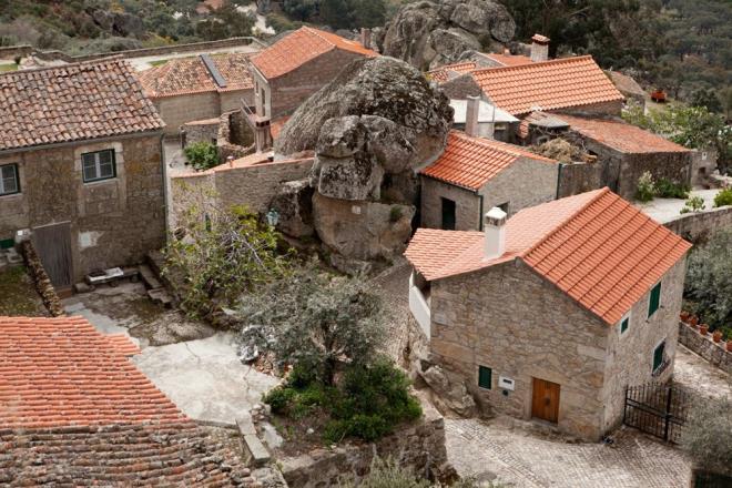 PORTEKZ'N 12 RESM TARH KYNDEN BRS<br>    Portekiz'in 12 resmi tarihi kynden biri ilan edilen Monsanto'da yaayanlarn birka evlerini restoranlara ve kafelere dntrmeye balam.