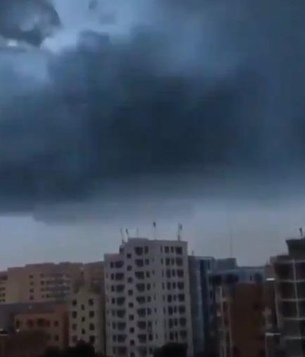 SRCLER YOLLARDA KALDI<br>    Bakent Ankara'da akam saatlerinde balayan saanak hayat olumsuz etkiledi. Caddede biriken su nedeniyle srcler ilerlemekte glk yaad.  <br>  Ankara'da, saanak nedeniyle pek ok noktada su basknlar oldu. Kent merkezinde cadde ve sokaklarda su birikintileri olutu.  <br>  Alt geitler bata olmak zere, yan fazla olduu ve eimli yerlerde su basknlar meydana geldi.  <br>  Baz cadde ve sokaklarda aralar glkle ilerlerken, baz yerlerde de aralar suya gmld.