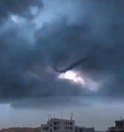 ANKARA BYKEHR BELEDYES'NN SANTRAL KLTLEND    <br>Ankara Bykehir Belediyesinden yaplan aklamada, saanan olumsuz etkileri nedeniyle Belediyeye u ana kadar 800 bavuru yapld ve tm birimlerin 24 saat esasna gre teyakkuz halinde olduu belirtilerek vatandalardan gelen talep ve ikayetlerin tamamyla ilgilenildii ifade edildi.  <br>  Bykehir Belediyesi Bakan Mansur Yava da Twitter'dan yapt aklamada unlar kaydetti:  <br>  "Tm semtlerimizde etkili olan youn yalarn olumsuz etkilerine kar e zamanl almalarmz srdryoruz. Ekiplerimiz Ankara'nn drt bir yannda yaanabilecek olumsuzluklara kar nlemini almaktadr. Bakent 153 hattndan bize ulaabilirsiniz."