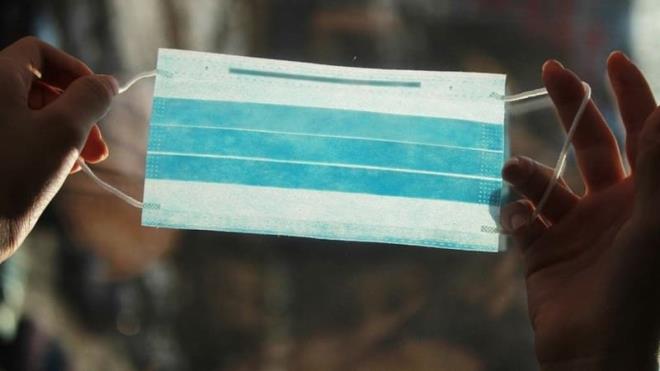 Akdeniz niversitesi Tp Fakltesi retim yesi Prof. Dr. Ata Nevzat Yaln, maskeye ter veya su temas ettiinde zelliini kaybedeceini belirterek, "Onun iin yazn yannzda mutlaka yedek maske tayn, slannca hemen deitirin." dedi.