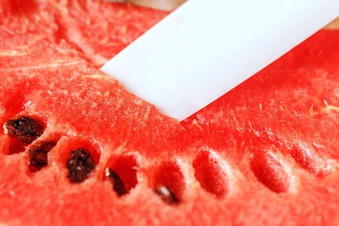 lgin gelebilir. iftilere gre karpuzlarn cinsiyeti var. Uzun ve oval karpuzlar erkek, ksa ve yuvarlak karpuzlar dii olarak adlandryorlar. Hatta tespitlerine gre erkek karpuzlar sulu, dii karpuzlar tatl oluyor. Seim sizin.