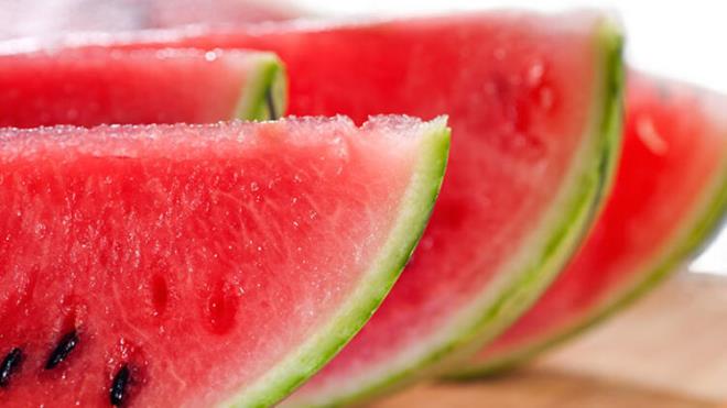 Y KARPUZU ANLAMANIN PF NOKTALARI  <br>  Karpuz satn alrken ilk yaplan ey ona vurmaktr. Bu karpuzun iyi olduunu anlamada en doru yntemlerden biridir. Ancak burada karpuzun kard ses olduka nemli. Karpuz iyiyse tok bir ses karr, iyi deilse ses karmaz ya da az ses karr.