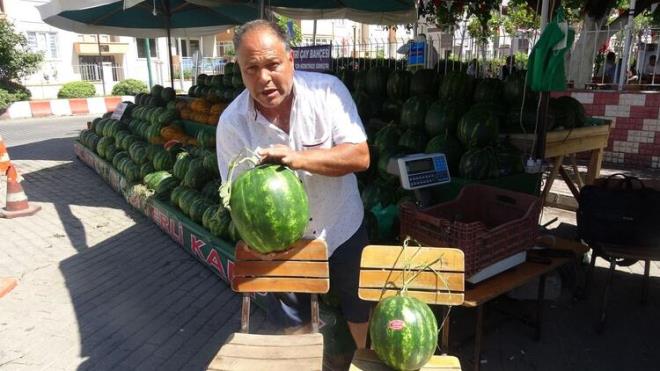 Aydn&#8217;da 14 yldr karpuz satarak geimini salayan Ergn Akar (52), kabak karpuzu ayrt etmenin inceliklerini yle anlatt: