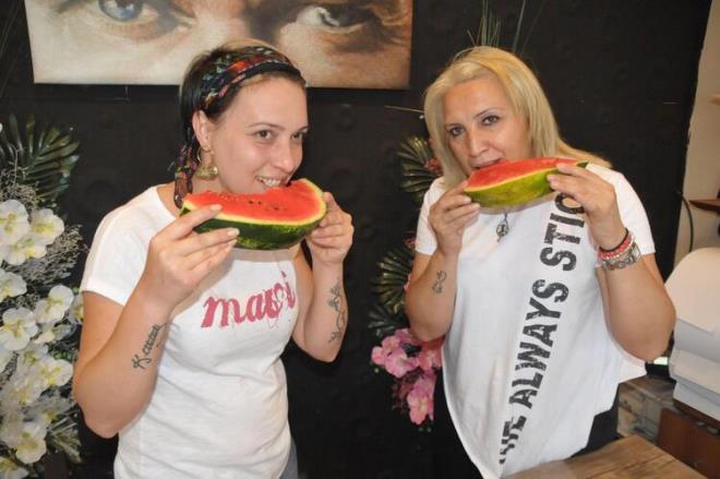 iekilik yapan Banu Eker de karpuz alrken, kabak al deil, ekirdek karpuz almaya zen gsterdiklerini belirtip, "Salkl yaam iin ekirdek karpuzu tercih ediyorum. Kabak al karpuz deil, ekirdek karpuz yemek istiyoruz" dedi.