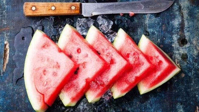 Tm karpuzlarn zerinde grdmz bir baka detay da adeta bir rmcek an andran atlak grnmlerdir. Bu detaylar da karpuzun lezzeti hakknda size ipucu verecektir. Eer karpuzun zerinde rmcek a gibi grnmler varsa bu karpuzun iyi olduunu gsterir. Hatta bir de minik noktalar varsa lezzetinden phe etmemeniz gereken bir karpuzla kar karyasnz demektir.