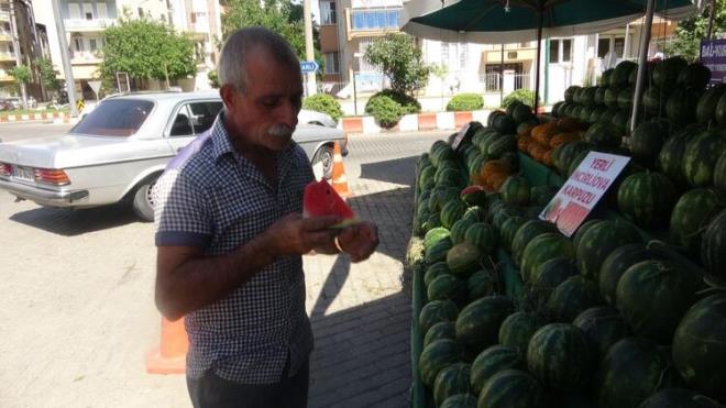 Aydn&#8217;da 14 yldr karpuz satarak geimini salayan Ergn Akar (52), kabak al karpuzu ayrt etmenin inceliklerini anlatt.
