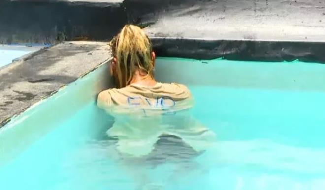 "Evrim hngr hngr alad": Survivor'da yeni takmlarn olumasndan sonra ilk erzak oyununda Evrim, Nisa ile kar karya geldi. Oyunu kaybeden Evrim, atlarn kastederek "Nasl girmiyor ya?" eklinde bir isyan cmlesi kurdu ve daha sonra sinirlerine hakim olamad.