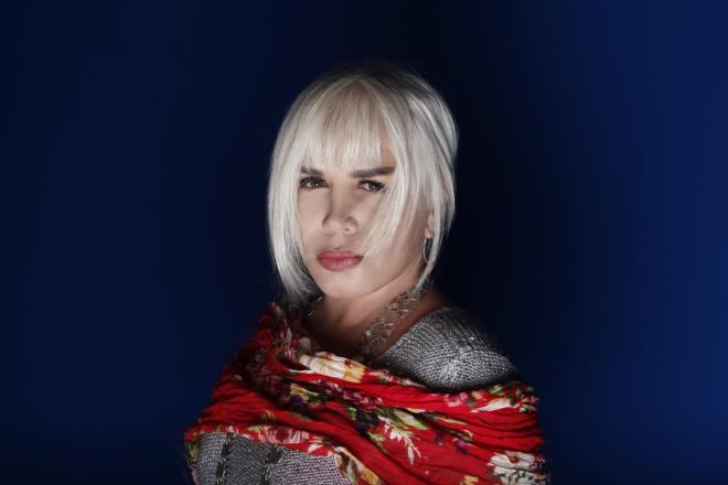 Sezen Aksu, Mehmet Akif Ersoy?un Evini Gzellik Salonuna evirdi  <br>Sezen Aksu, Mehmet Akif Ersoy'un 11 ay ikamet ettii evi 2011 ylnda, 350 bin TL'ye satn almt. Aksu, 3 katl olan eve 2014 senesinde 500 bin TL deerinde tadilat yaptrmt.