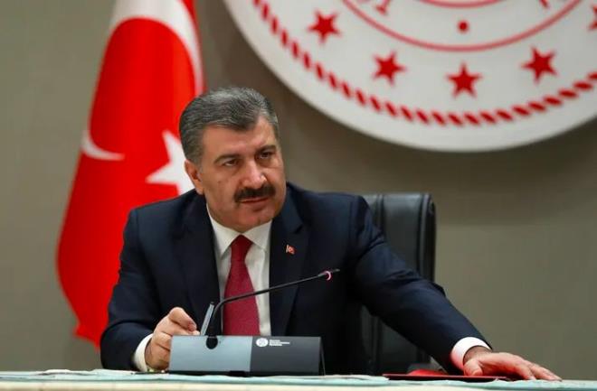 Salk Bakan Fahrettin Koca, Trkiye'deki koronavirs vaka saysnn arta getiini duyurdu ve uyard: 'Hedeften uzaklayoruz' dedi. Trk Tabipler Birlii eski Bakan Rait Trkel de vaka saysnn bir ay nceki rakamlara ktn belirtip, yeni nlemler alnmasn nerdi. Sokakta nlemler neredeyse unutulurken, maske ene alt ve kulak ss olarak kullanlmaya devam ediliyor.