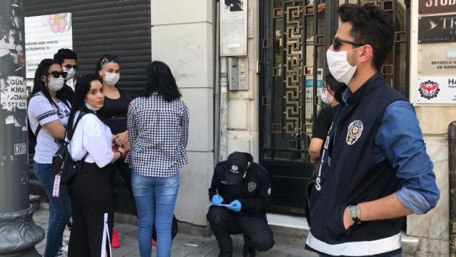 Vatanda tedbirlere sadece gstermelik uyuyor!<br>    Vatandalar maskesiz sokaa kmyor. Ama takma konusunda ayn titizlik gsterilmiyor. Kimi bana apka yapyor kimi bileine ss!  Ancak tm bunlara ramen dn Taksim ve stiklal Caddesi'nde sokaa kan vatandalarn birounun gerekli nlemleri almad ve maskesiz dolat grld.