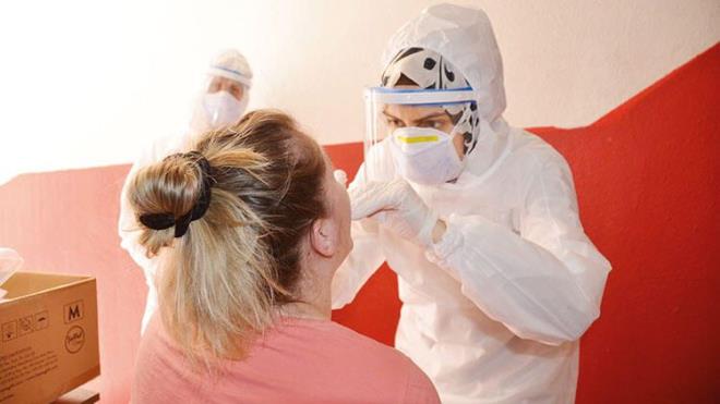 Bilim Kurulu yesi Prof. Dr. Tevfik zl: <br>Gnlk vaka saylar, bir salgnn tek bana iyi ya da kt gittiini gstermez. Dier kriterlere de bakmak lazm. u anda test saylar salgnn ilk dnemi gibi deil. Test saysnda ciddi oranda art var ama vakalar binli saylarda devam ediyor. Pozitiflik oran da artan test saysna gre azald. Yani salgn u anda halen inite. Biz buna &#8216;vaka havuzu&#8217; diyoruz. imdi dikkat ederseniz iyileen hasta saylar artyor ve havuz giderek boalyor. Hastaneye yatanlarn oran bir ara yzde 23&#8217;t, imdi ise 2.31&#8217;e dt. Ne zaman korkarz? Gnlk vaka says srekli artyor, pozitif oran giderek ykseliyorsa, hastanede yat arttysa, ar hasta says ykseliteyse o zaman salgnda tekrar balangca dnyoruz anlamna gelir. Bu dinamik bir sre, &#8216;salgn geti gitti&#8217; diye bir ey yok. Eer art korkulan ekilde olursa, ayn olmasa da farkl tedbirler alnacaktr.