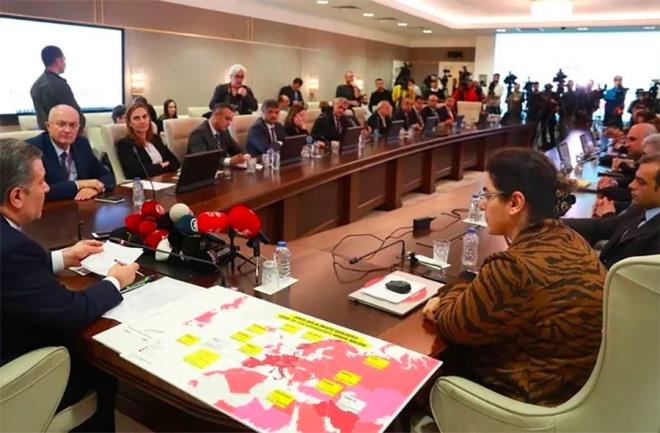 Bilim Kurulu sokaa kma yasa istedi<br>    Koronavirste normalleme admlarna uyulmaynca vaka saysnda art yaad. Bilim Kurulu, son toplantsnda gnlk vaka saysndaki direncin krlamamasnda yzde 20&#8217;lik bir kesimin kurallar ihmal etmesinin etkili olduunu belirterek cezai yaptrm ve sokaa kma yasa uygulanmasn teklif etti. Artn bu ekilde srmesi durumunda Kabine'den yeniden seyahat ve sokaa kma yasa gelebilecei belirtiliyor.