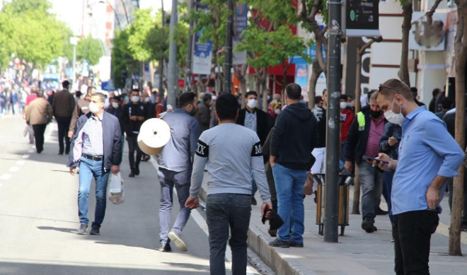 Bitlis'te koronavirs salgnnn son durumuyla ilgili aklamada bulunan Bitlis Tabip Odas Bakan anl, unlar kaydetti: Bilindii zere yakn zamanda ilimizde aktif vaka says sfrlanmt. Ancak malum yeni normalleme sreciyle birlikte il dndan memleketimize gelen insanlar araclyla tekrar vakalarda art meydana geldi.