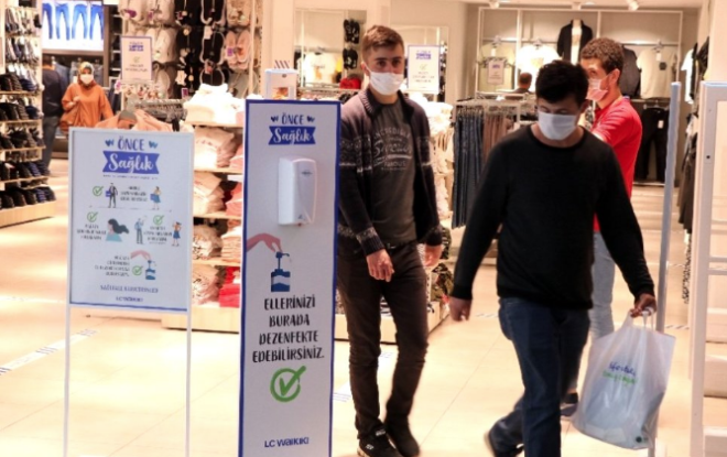 Ardahan'da da vakalar artt    <br>Ardahan merkezi ve ilelerinde, yeni tip koronavirs (Kovid-19) tedbirleri kapsamnda maske takma zorunluluu getirildi. Vali Mustafa Masatl, makamnda gazetecilere yapt aklamada, l Umumi Hfzsshha Meclisinin oy birliiyle Kovid-19 kapsamnda baz ek tedbir kararlar aldn syledi.