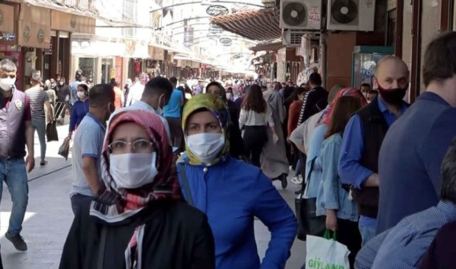Bugnden itibaren merkez ve 5 ilede zorunlu hallerde evlerinden darya kacak vatandalarn, kendileri ve dier vatandalarn sal iin maske kullanmalarnn zorunlu hale getirildiini ifade eden Vali Masatl, yle konutu: Ardahan'da d kaynakl olarak vaka saysnda artlar oldu.