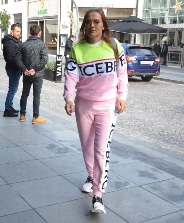 'GENEMYORUM' DEMT    <br>Korona Virs pandemi srecinde Trkiye'de uygulanan karantina tedbirleri yava yava gevetiliyor. Gevemenin ilk admnda alveri merkezleri kaplarn pe pee amaya balad. arkc Demet Akaln, normalleme srecinde restoran ve AVM'lerin kaplarn amasn gereke gstererek elence mekanlarnn da almasn talep etti. Akaln 'paraszlktan' ikayet ederek 'Biz de vergi veriyor, kredi dyor, oluk ocuk bakyoruz' aklamas yapt.