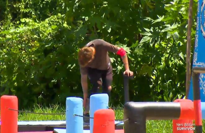 BARI'I ARI SOKTU<br>  Mavi takmn 5-4 nde olduu anda Evrim ile Bar parkura kt. Bar&#8217; parkurun start ksmnda ar soktu. Parkuru ilk bitiren Evrim oldu. Geriden gelen Bar, baarl atlar ile skorda dengeyi salad.