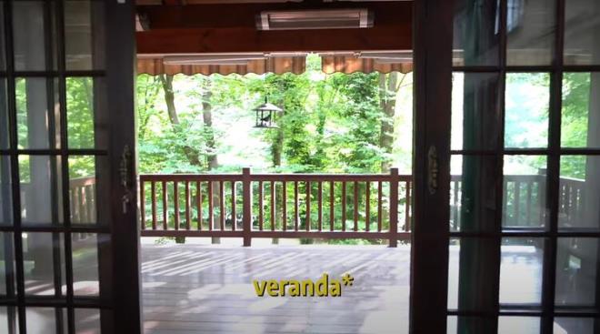 - Evin salonunda verandaya bir kap alyor. Verandadan baheye inen merdivenler var...