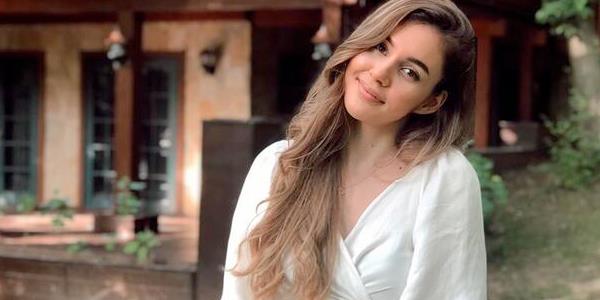 Eski evlerinden tanmalarnda komularnn da etkisi olduunu anlatan Berfu Yenenler "4 aydr evden dar kmyorduk. Bari gidelim de kendimizi daa taa vuralm dedik. Bu evi internetten bulmadk, ev bizi buldu. Eve bir ekilde kavutuk" dedi.