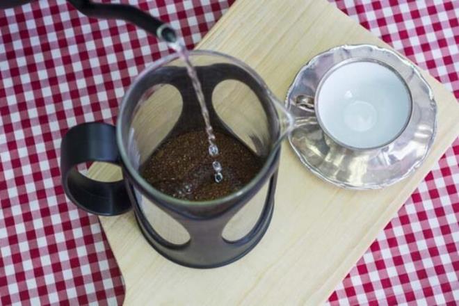 Kilo kaybnda byk rol oynayan siyah kahvede klorojenik asit gibi baz bileikler vardr. Bir yemekten sonra siyah kahve tkettiinizde, iinde bulunan klorojenik asit vcutta glikoz retimini yavalatr.