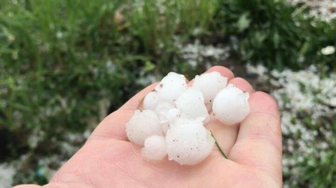 Saanak yamurun ardndan balayan ve ceviz byklnde yaan dolu vatandalar artt.