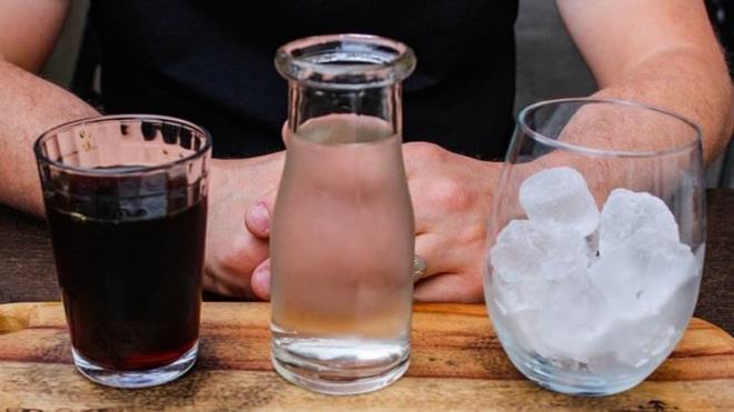 Byk bir kavanoza veya kupaya 2 c&#807;orba kas&#807;g&#774; Tu&#776;rk kahvesini ekleyin.