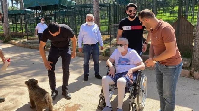 Koronavirs salgn nedeniyle uzun sredir evinden kmayan Erbil, ekmeky Park Of stanbul'u ziyaret etti.Erbil, hayvanat bahesinde yavru ay Diva'y elleriyle besleyerek st iirdi.