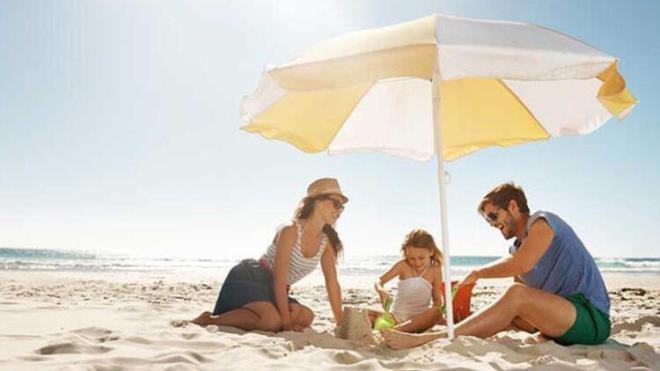 Ak havada ve ak yzeylerde virsn ok fazla kalmad akland. Plajlardaki ezlonglar ak havada kalyor ama kimin ne zaman ellediini bilemeyeceimiz iin biri temas etmi gibi dnerek mutlaka dezenfekte ettirilmeli.