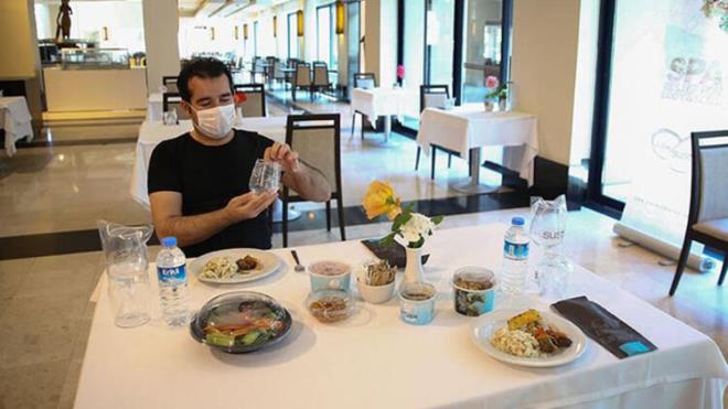 Restoranlarda ya da otellerde masalar birbirinden uzak, bir dolu bir bo eklinde olmal ve kar kaya deil, apraz oturulmal. Sandalyelerin aras almal. Yemek yerken maske karlacak tabii ki ama sosyal mesafe mutlaka korunacak. Yemek bitiinde maske tekrar taklacak.
