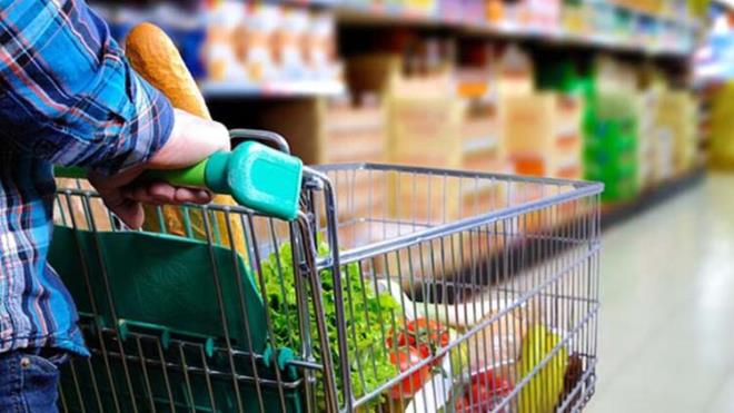 Alveri merkezlerine gidilebilir ama en az iki metrelik sosyal mesafe korunmal. Oturulacaksa seyrek oturmal. Bir sandalye bo braklarak oturulmal. Mutlaka maske taklmal.Marketten aldmz yiyeceklerde de virs bulaabilir. Mmknse darda veya balkonda havalandrp, silip ya da ykayp buzdolabna koyun.