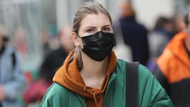 Ak havada da olsa sosyal mesafeye zen gstermek gerekiyor. Ak havada sosyal mesafe izin verdii srece birlikte oturulabilir, sohbet edilebilir. Yeter ki sarlp pmeyin, tokalamayn. Herhangi bir temasa girmeyin.