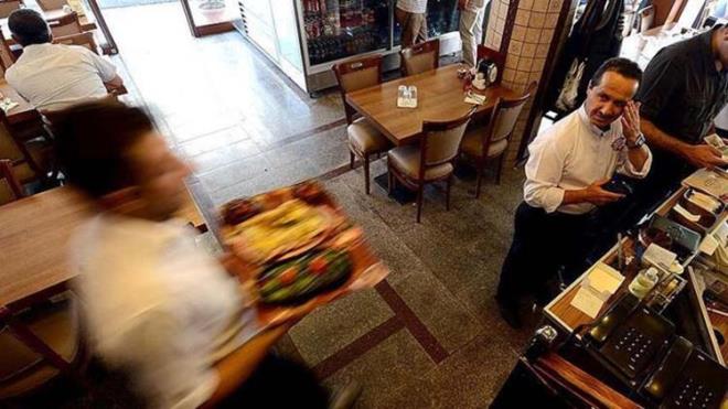 Yemekle virs bulamyor ama tabii ki yemei getirip gtren garsonun ksrp haprmamas lazm. Mutlaka maske takmalar gerekir. Yemei servis eden garsonun haprmamas, ksrmemesi ok nemli. alanlar, idareciler ok hassas davranmal, zen gstermeli.