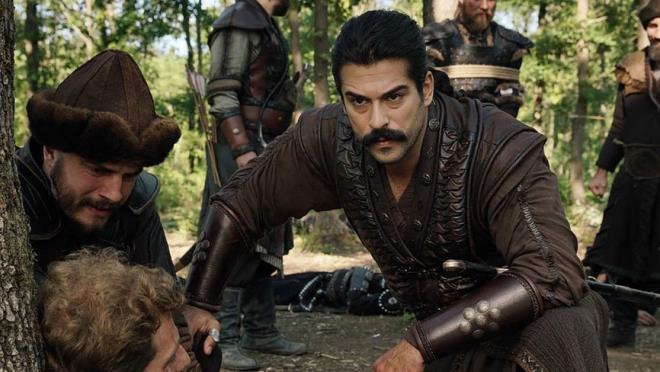 Kurulu Osman'n barol oyuncusu Burak zvit yapt 'final' paylam ile izleyicilerin kafalarn kartrd. Burak zivit, dizinin 26. blm fragmann sosyal medya hesabndan paylat ve 'finale doru' notunu dt.