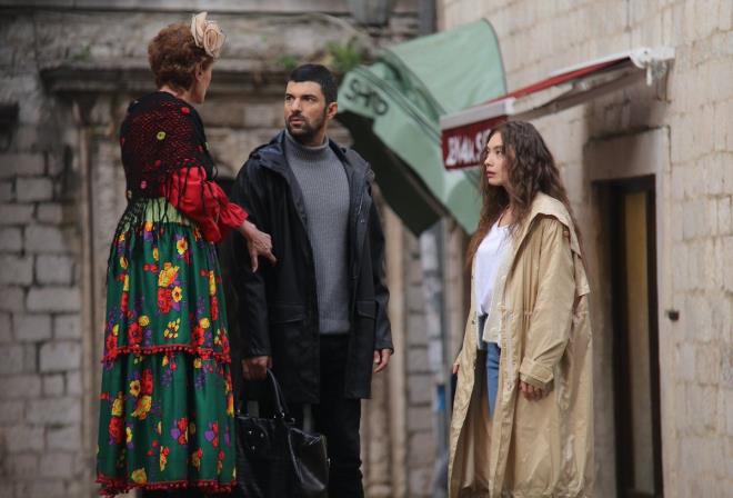 Koronavirs salgn sebebiyle setlere uzun bir ara veren Sefirin Kz dizisi, yeniden ekranlara geri dnd. Sefirin Kz dizisi, geen pazartesi gn yeni blmyle yaymland. Haftaya sezon finaline gidecek olan dizinin kadrosuna son olarak yeni bir oyuncunun katlaca renildi.