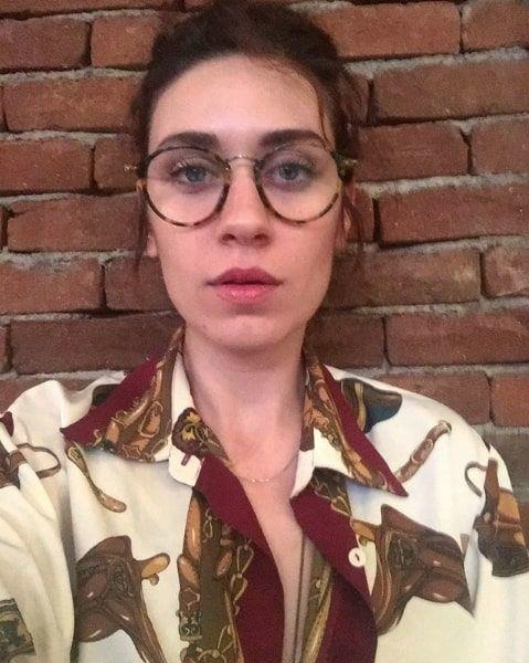 Peki, Gzde ac kimdir?  <br>    Gzde ac, 17 Ekim 1991 ylnda stanbul'da dodu. Kocaeli niversitesi Gzel Sanatlar Fakltesi Oyunculuk Blmnden mezun oldu.