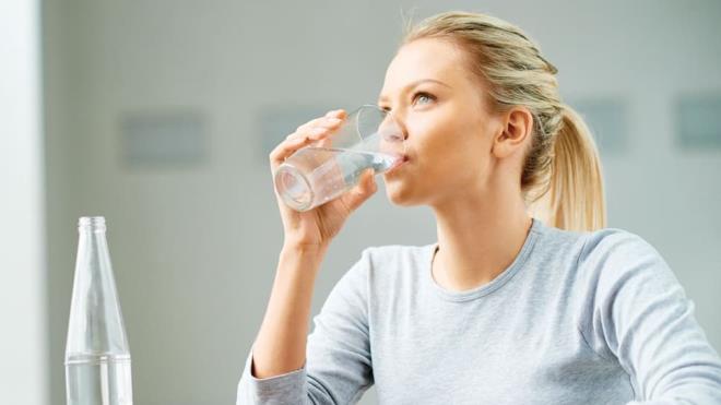 Su imenin refly nlemeden kilo kontrolne, ba arsndan przsz bir cilde hatta stresle baa kmaya dek saysz faydalar varken, su imemenin de hayati tehlikeye neden olabilecek kadar zararlar var.