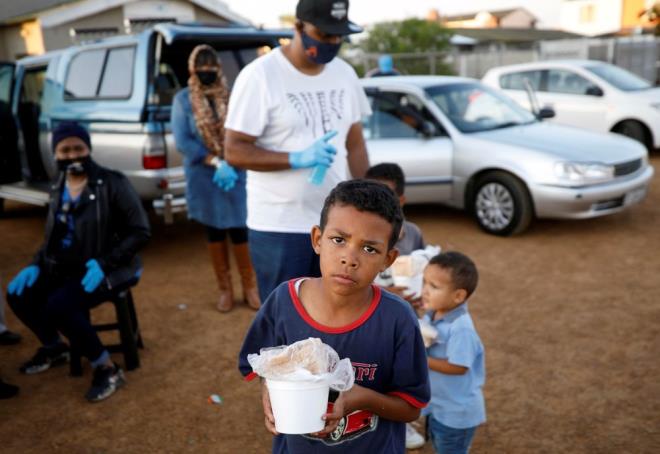 AFP&#8217;ye konuan ngiltere&#8217;deki Nufiield Bioethics Konseyi yesi Arzoo Ahmed, konuyla ilgili yapt aklamasnda, &#8220;AIDS ilalarnn yoksul lkelerdeki insanlara ulamas 10 yl ald. Ayn durum Covid-19 salgnnda da yaanrsa milyonlarca insann hayatn kaybetmesi kanlmaz&#8221; ifadelerini kulland.
