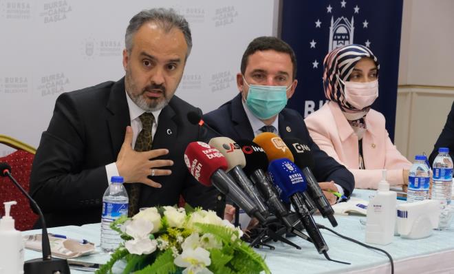 Bursa&#8217;y her alanda daha yaanabilir kent haline getirmek amacyla zellikle bu dnem kentin merkezi bteden daha fazla kaynak alabilmesi iin Bursa-Ankara arasnda adeta mekik dokuyan Bursa Bykehir Belediye Bakan Alinur Akta, abalarnn meyvelerini toplamaya balad. En son getiimiz hafta Cumhurbakan Recep Tayyip Erdoan ile stanbul&#8217;da bir araya gelip, yaklak 1,5 saat boyunca Bursa&#8217;y konuan Bakan Akta, yine hem getiimiz hafta hem de bu hafta Ankara&#8217;da baz bakanlarla bir araya gelip, Bursallarn yllardr bekledii nemli yatrmlara onay ald.Bykehir Belediye Bakan Alinur Akta, Bursa&#8217;da nemli bir dnme yol aacak 7 konuyu dzenledii basn toplantnda kamuoyu ile palat. Glpark&#8217;ta dzenlenen toplantya Bursa Milletvekilleri Vildan Ylmaz Grel, Atilla dn, Emine Yavuz Gzge ve AK Parti l Bakan Ayhan Salman da katld.