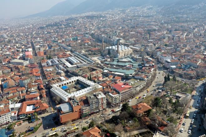 Hanlar Blgesi&#8217;nde ykm balyor  <br>  Bursa Bykehir Belediye Bakan Alinur Akta&#8217;n vizyon projelerinden biri olan ve getiimiz yl Kasm aynda evre ve ehircilik Bakan Murat Kurum&#8217;un Bursa ziyaretinde mjdelenen Tarihi ar ve Hanlar Blgesi evresinin almasyla ilgili proje iin de tarih verildi. Hanlar Blgesi projesinin konuyla ilgili ilgisiz herkesi ok heyecanlandrdn ifade eden Bakan Akta, &#8220;nallah 31 Austos 2020 tarihine kadar ilk binalarmzn ykmn gerekletireceiz. lk binalar diyorum nk bu say 5 olabilir, 7-8 olabilir. Ykm 18 &#8211; 22 Austos olabilir ama 31 Austos&#8217;u gemeyecek. Grmelerimiz sryor.  Kamu binalaryla ilgili anlamalar yapld, zel binalarla ilgili anlama yaptklarmz var. Bu projeden Cumhurbakanmz da ciddi heyecan duydu. Bu konunun oray tarih adasna evirecek bir konu olduunu kendisi de ifade etti&#8221; diye konutu.