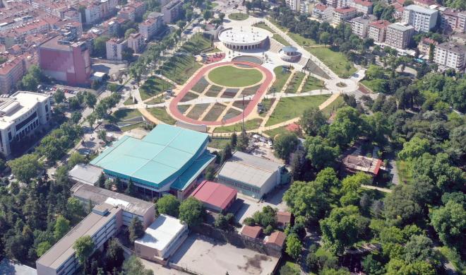 3 yeni millet bahesi  <br>  Bakan Akta, konumasnda 3 yeni millet bahesinin daha mjdesini verdi. zellikle elik Palas Otelinin arkasndaki 39 dnm alan zerine yaklak 30 yl nce yaplan ve atl halde kalan ek binalarn kaldrlacan dile getiren Bakan Akta, binalarn 30 Eyll 2020&#8217;ye kadar yklacan vurgulad. Blgede ticari rantn yksek olduunu hatrlatan Bakan Akta, hibir ticari ranta yol amadan alan millet bahesi olarak Bursa&#8217;ya kazandracaklarn aklad.    Yine Doanbey TOK konutlarnn bulunduu alana kazandrlacak millet bahesi yapm ihalesinin en ge 31 Ekim 2020&#8217;ye kadar gerekletirileceini ifade eden Bakan Akta, hem Yldrm hem de Osmangazi ilesini yakndan ilgilendiren Gkdere Millet bahesi ile ilgili projenin 20 gne kadar bitirileceini, 31 Aralk 2020&#8217;ye kadar da ihalesinin yaplacan vurgulad.